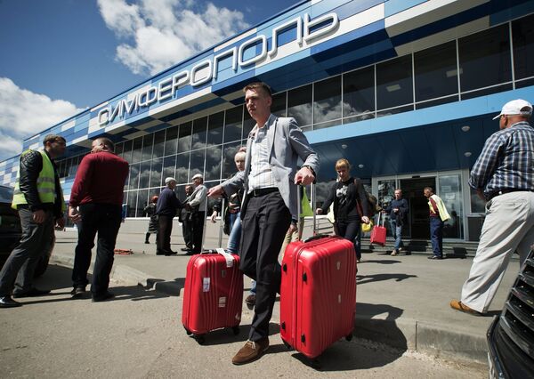 Туристы, прибывшие на отдых в Крым, выходят из здания международного аэропорта Симферополь