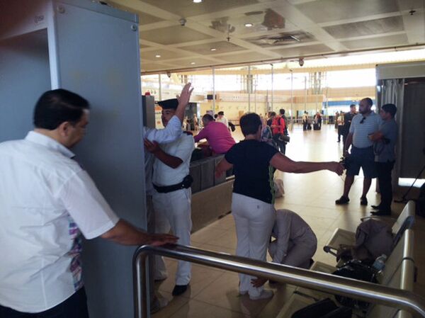 Туристы в аэропорту Шарм-эш-Шейха