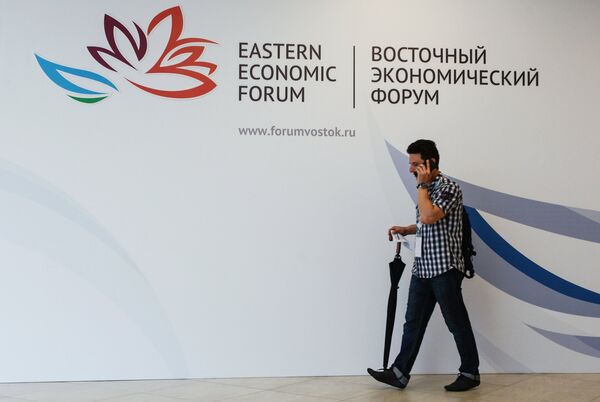 Участник в аккредитационном центре перед началом Восточного экономического форума.