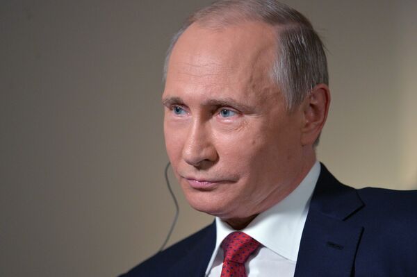 Президент России Владимир Путин во время интервью международному информационному агентству Блумберг на острове Русский во Владивостоке.