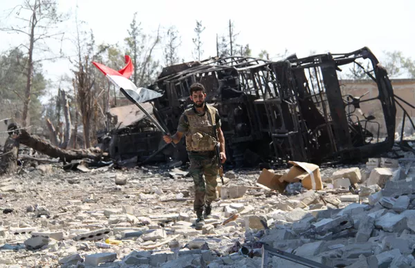 #Сирийский военный на освобожденной от боевиков территории военных училищ в Алеппо