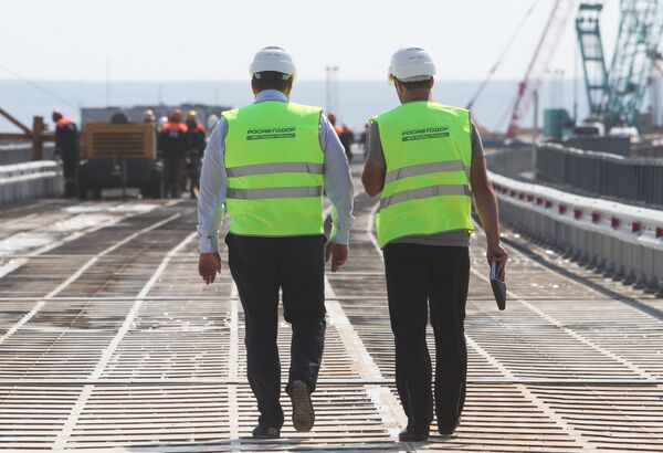 Сотрудники Росавтодора на временном мосту для технических нужд, который устанавливают перед началом строительства Керченского моста в окрестностях порта Тамань