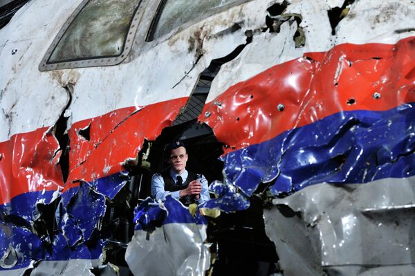 Представление доклада об обстоятельствах крушения лайнера Boeing 777 Malaysia Airlines (рейс MH17) на Востоке Украины 17 июля 2014 года на военной базе Гилзе-Рейен в Нидерландах