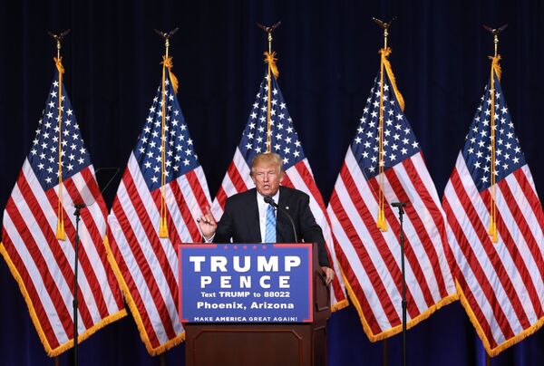 Кандидат в президенты США от Республиканской партии Дональд Трамп во время предвыборной кампании городе Финикс, штат Аризона