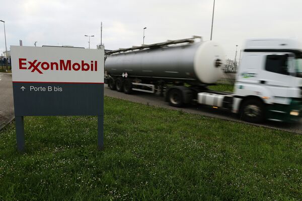 %Автоцистерна выезжает с нефтеперерабатывающего завода компании ExxonMobil во Франции