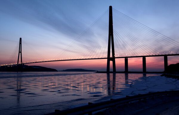 %Вантовый мост через пролив Босфор Восточный на остров Русский во Владивостоке