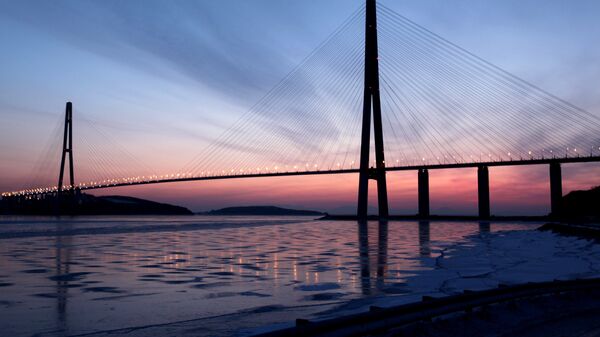 %Вантовый мост через пролив Босфор Восточный на остров Русский во Владивостоке