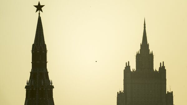 #Водовзводная башня Московского Кремля и высотное здание министерства иностранных дел РФ