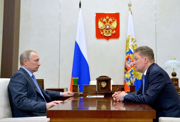 Президент РФ Владимир Путин и глава Газпрома Алексей Миллер во время встречи в Ново-Огарево. 24 октября 2016