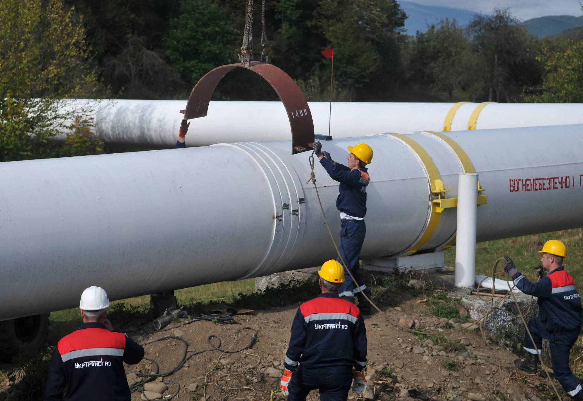Сотрудники Укртрансгаза выполняют работы на трубопроводе недалеко от высокогорной газокомпрессорной станции Воловец в Закарпатской области - ПРАЙМ, 1920, 09.01.2021