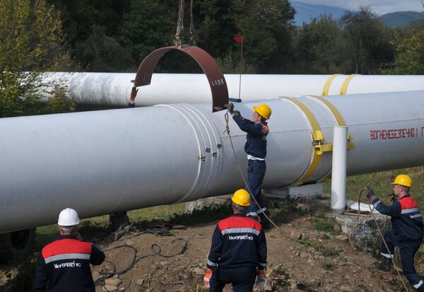 #Сотрудники Укртрансгаза выполняют работы на трубопроводе недалеко от высокогорной газокомпрессорной станции Воловец в Закарпатской области