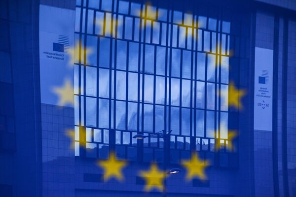 %Отражение флага Евросоюза на фоне здания в Брюсселе