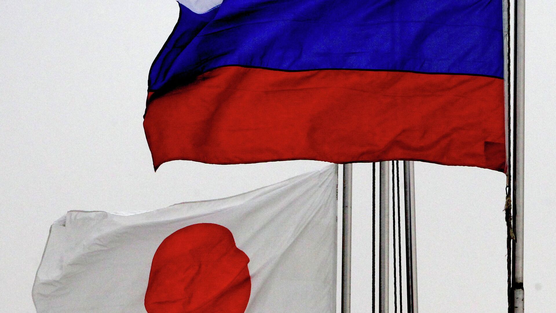 Государственные флаги России (справа) и Японии по случаю прибытия эсминца Хамагири Морских сил самообороны Японии во Владивосток - ПРАЙМ, 1920, 22.02.2024