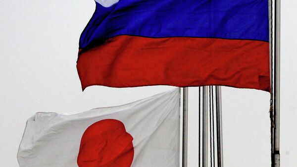 #Государственные флаги России (справа) и Японии по случаю прибытия эсминца Хамагири Морских сил самообороны Японии во Владивосток