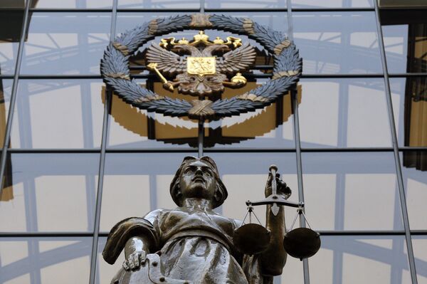 %Статуя Фемиды на фасаде здания верховного суда РФ в Москве.