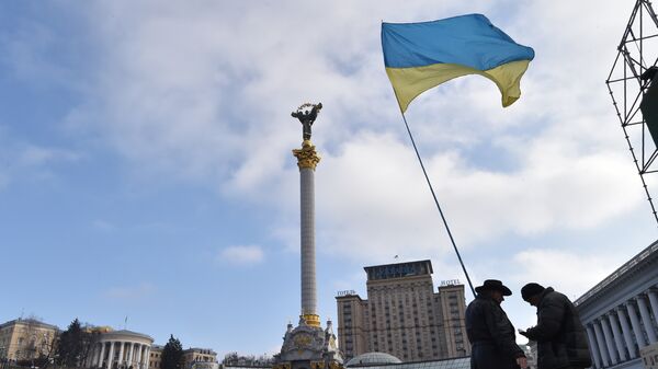  Активисты с украинским флагом на площади Независимости в Киеве