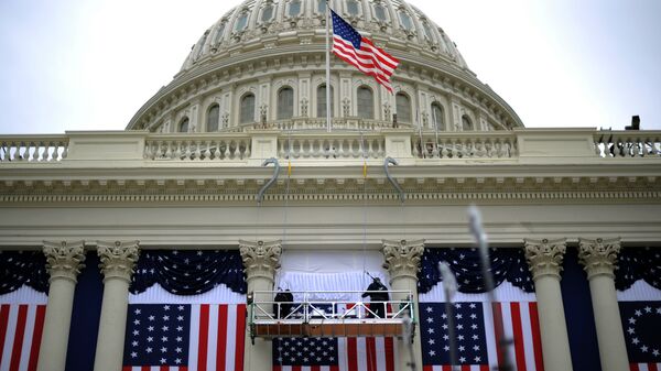%Флаги США на здании Капитолия в Вашингтоне