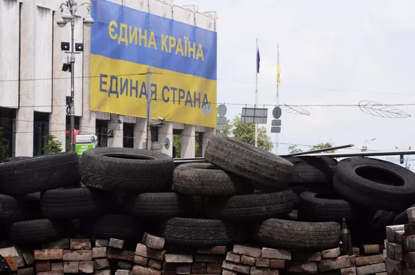 Национальный флаг Украины с надписью Единая страна на русском и украинских языках.
