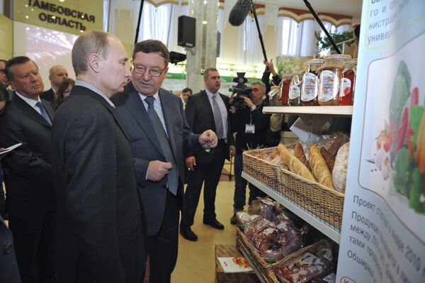 Премьер-министр РФ В.Путин осмотрел выставку От агарарного региона к центру продовольственной безопасности