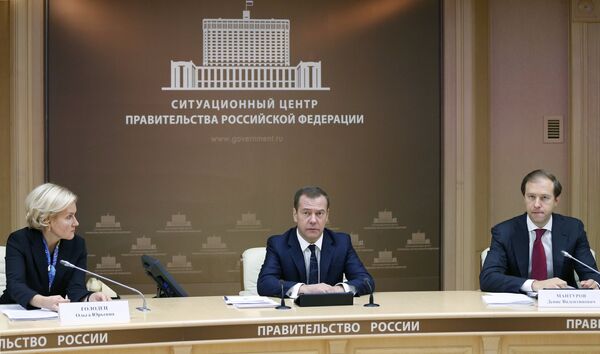 Дмитрий Медведев во время совещания о ситуации с задолженностью по заработной плате. 25 ноября 2016