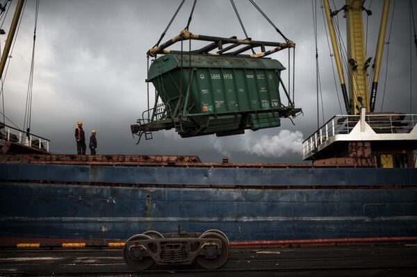 Выгрузка вагона с зерном в Новороссийском морском торговом порту. Архивное фото
