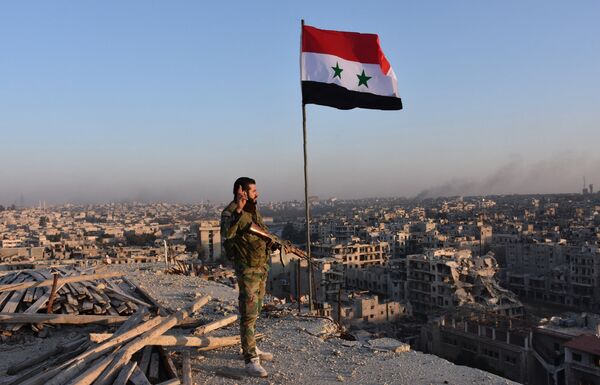#Военный сирийской армии на крыше здания в Алеппо