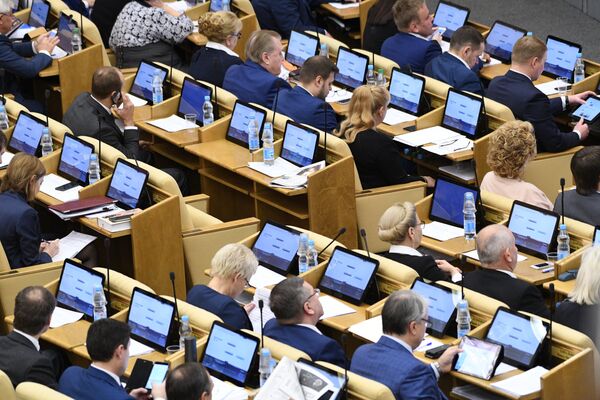 %Депутаты на пленарном заседании Государственной Думы РФ