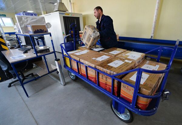 Разгрузка почтовых отправлений в сортировочном центре Почты России в Приморcком крае