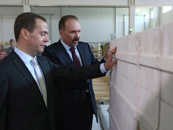 Премьер-министр России Дмитрий Медведев и министр строительства и ЖКХ Михаил Мень в Калиниграде