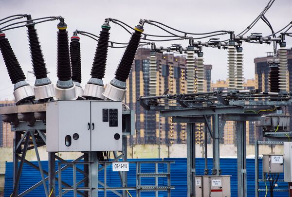 %Провода, изоляторы, трансформаторы и датчики работы электроподстанции Парнас в Санкт-Петербурге