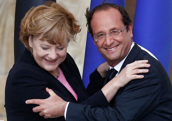 Президент Франции Франсуа Олланд и канцлер Германии Ангела Меркель во время церемонии в честь 50-летия возобновления франко-германских отношений после Второй мировой войны