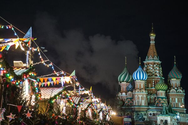 Праздничная иллюминация на Красной площади в Москве