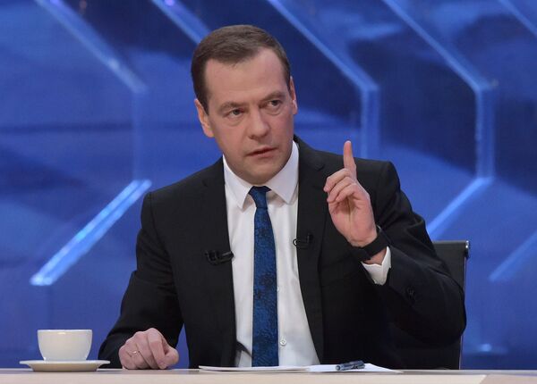 Председатель правительства РФ Дмитрий Медведев во время интервью российским телеканалам в студии телецентра Останкино. 15 декабря 2015