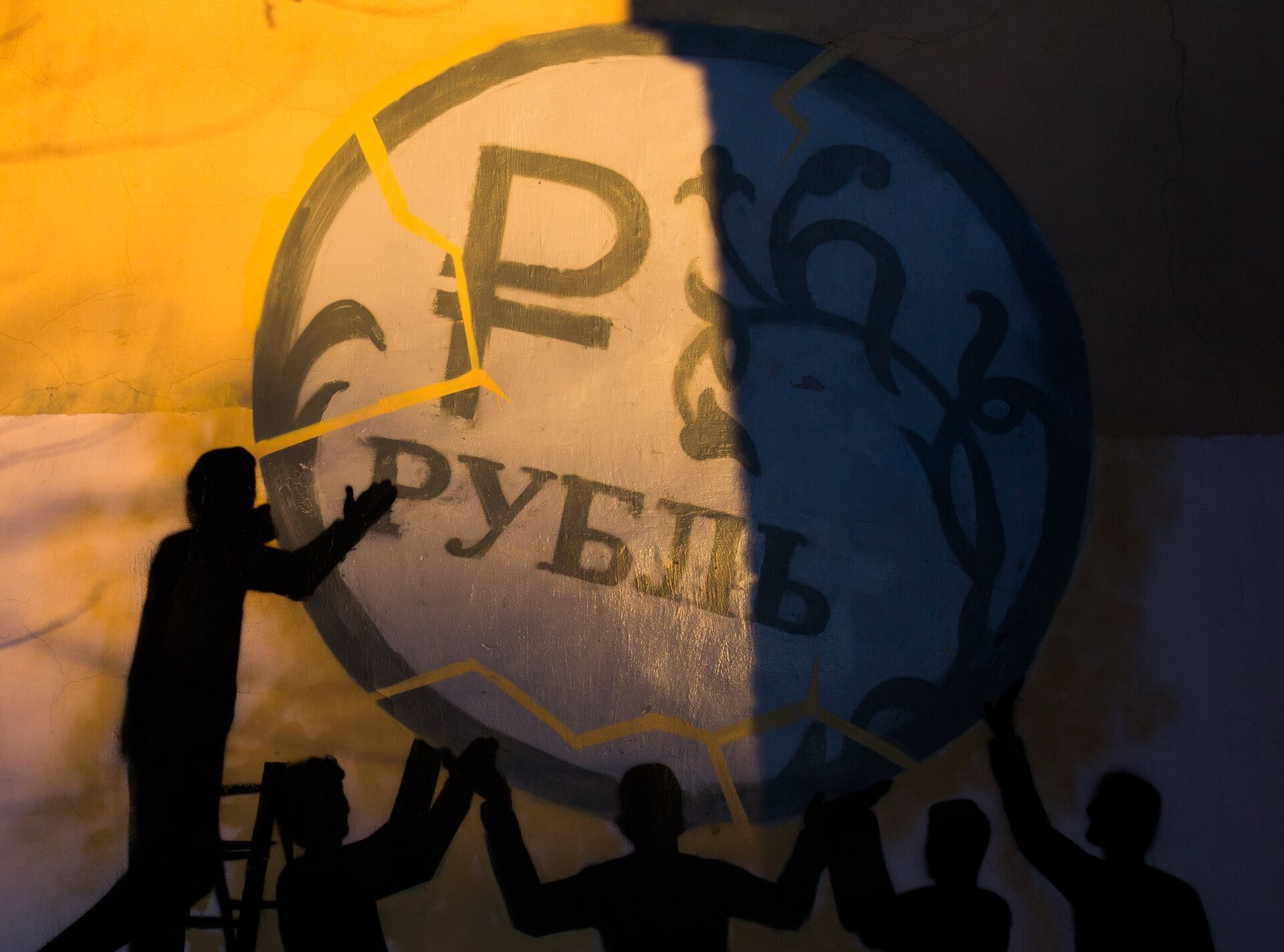 %Граффити в поддержку рубля на стене дома № 42 по улице Боровой в Санкт-Петербурге - ПРАЙМ, 1920, 08.09.2020