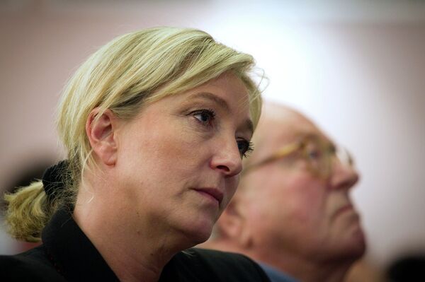 Лидер Национального фронта Марин Ле Пен и ее отец Жан-Мари Ле Пен