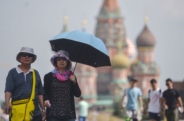 %Туристы на Красной площади в Москве