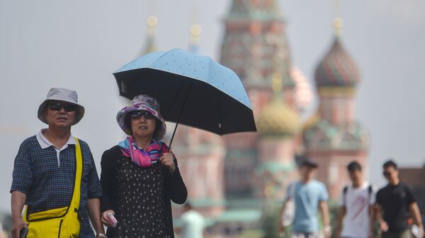 %Туристы на Красной площади в Москве