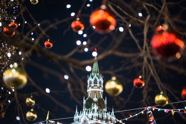 %Праздничная иллюминация и Спасская башня Московского Кремля на Красной площади