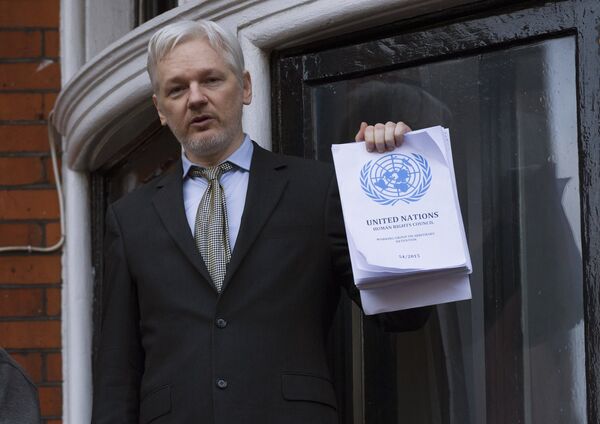#Сооснователь WikiLeaks Джулиан Ассанж выступает с речью с балкона посольства Эквадора в Лондоне перед журналистами и митингующими
