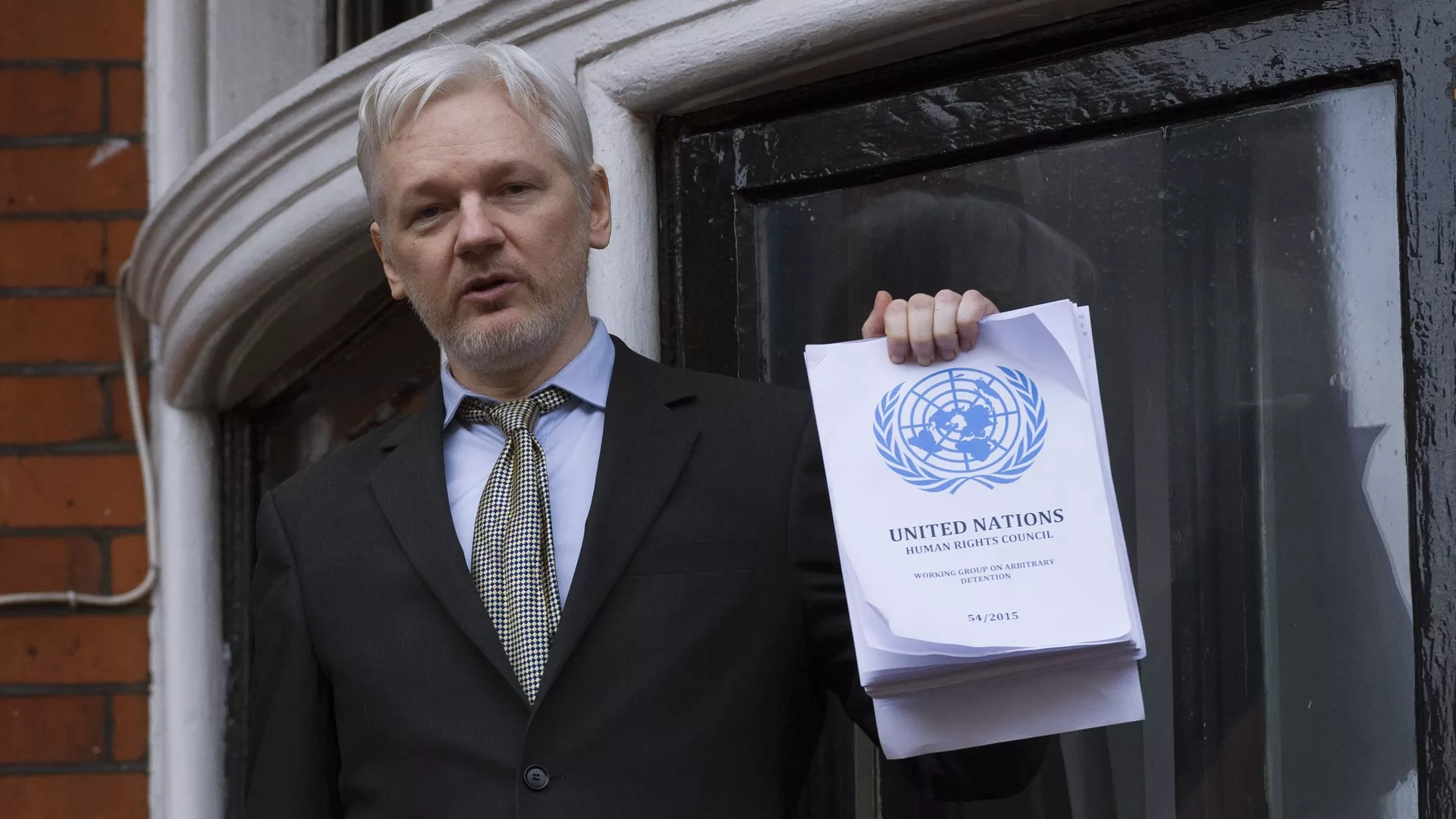 #Сооснователь WikiLeaks Джулиан Ассанж выступает с речью с балкона посольства Эквадора в Лондоне перед журналистами и митингующими - ПРАЙМ, 1920, 26.06.2024