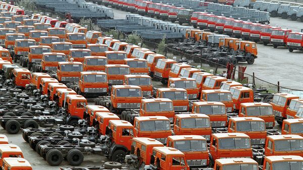 Автомобили КамАЗ на территории завода