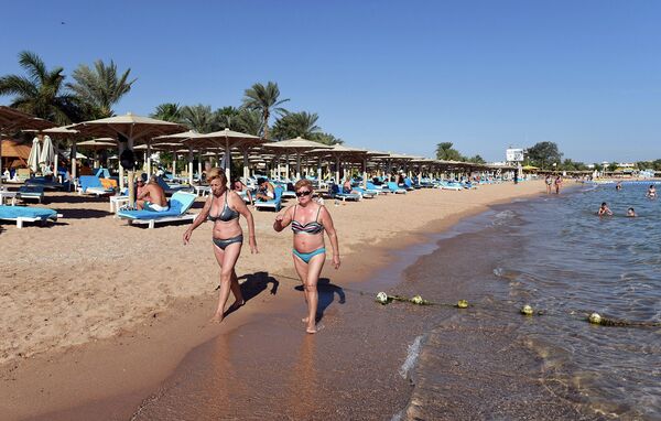 %Туристы на пляже курорта Шарм-эш-Шейх