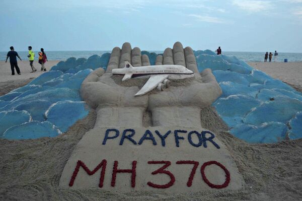 Песчаная скульптура индийского художника Сударсана Паттанайка, посвященная пропавшему рейсу MH370 авиакомпании Malaysia Airlines