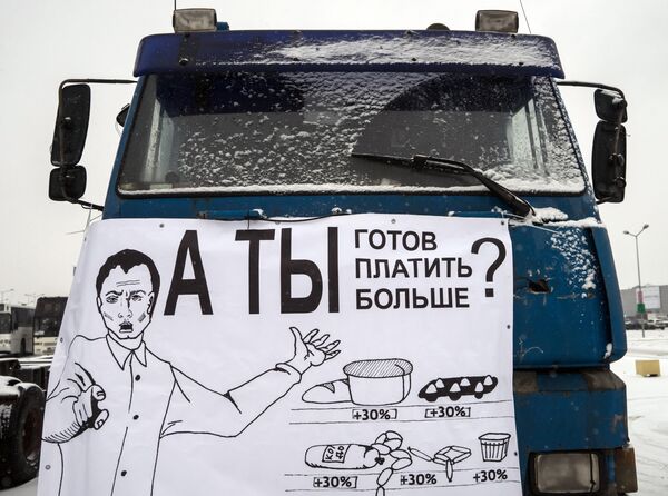 Грузовой автомобиль у ТРК МЕГА в Санкт-Петербурге во время акции протеста против платы за проезд по федеральным трассам
