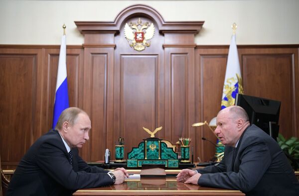 Президент РФ Владимир Путин и президент - председатель правления компании Норильский никель Владимир Потанин