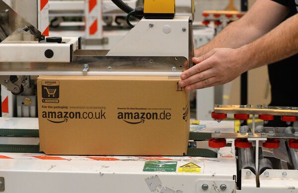 % Упаковка товаров на складе компании Amazon в Великобритании