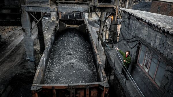 #Отгрузка угля в вагоны на шахте имени Челюскинцев в Донецке