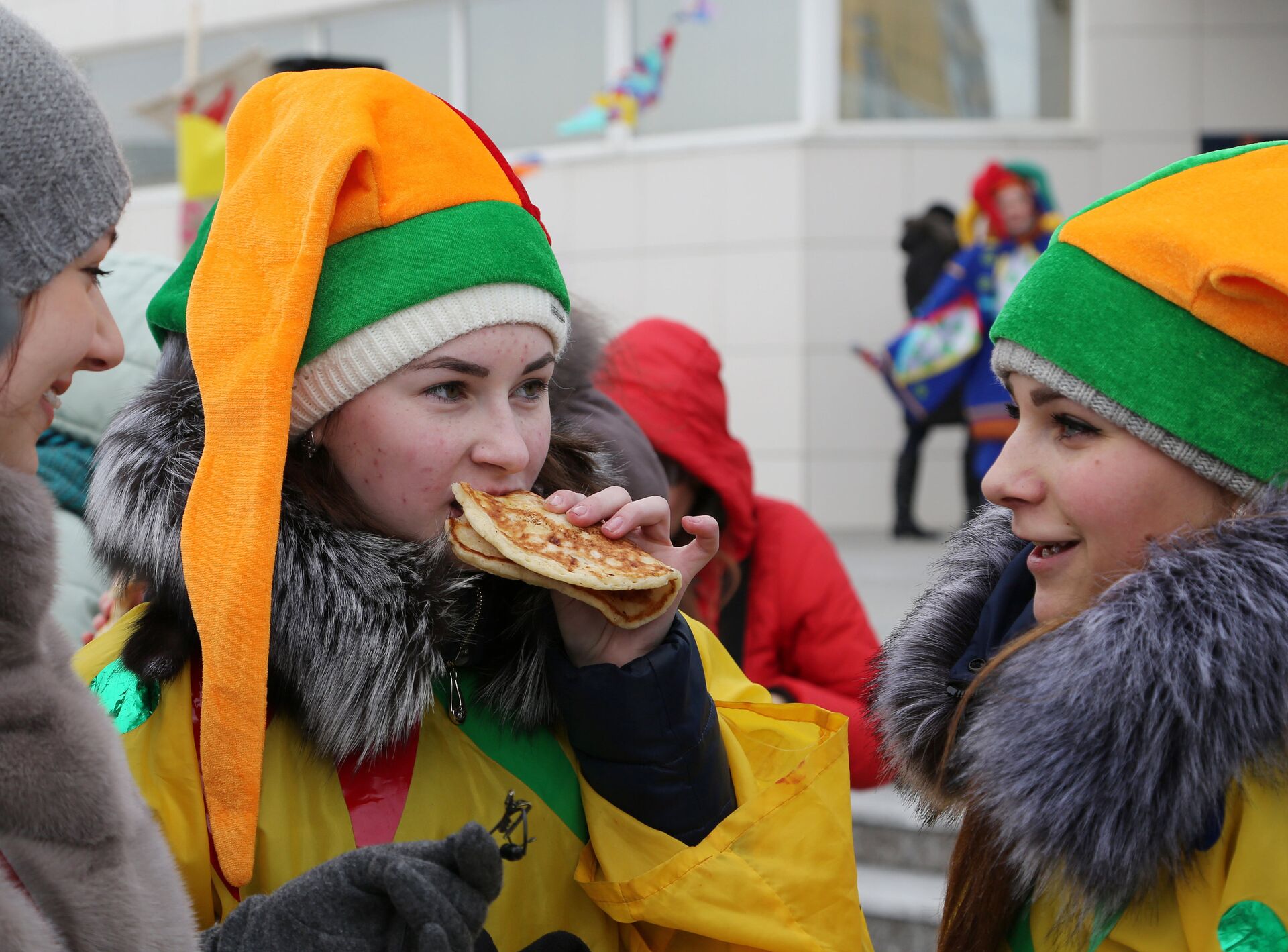 #Участники кушают блины во время массового масленичного гуляния Блинно-сырное веселье в Белгороде - ПРАЙМ, 1920, 05.03.2021