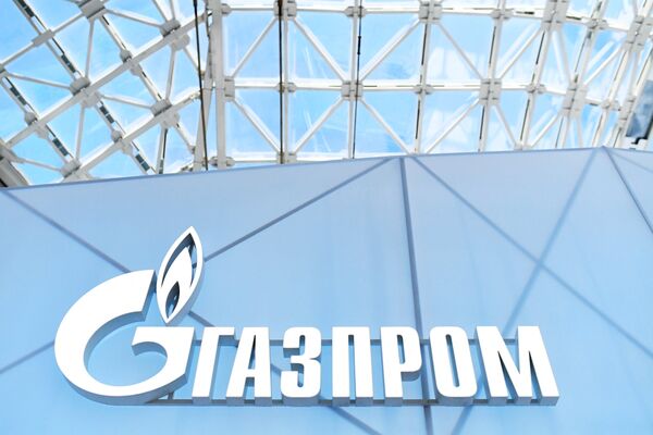 %Эмблема ПАО Газпром на Российском инвестиционном форуме в Сочи