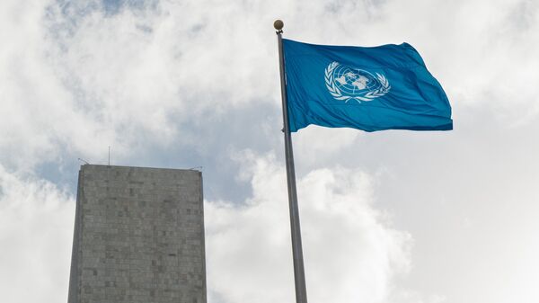 %Флаг у Штаб-квартиры ООН
